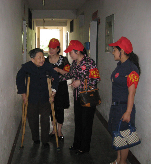 雷锋志愿者长期帮扶看望残疾的三孤老人.JPG