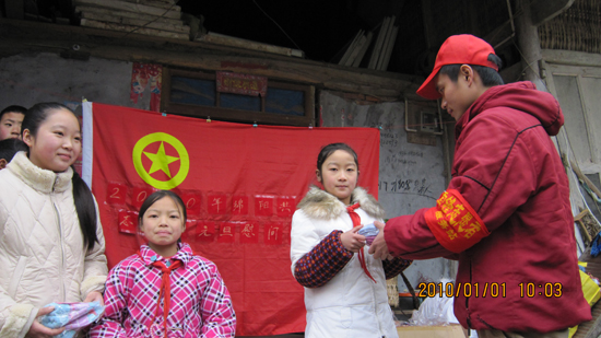 2010年元旦，雷锋志愿者为北川极重灾区树坪村困难学生赠送学习用具和爱心围巾和手套.JPG