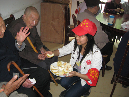 雷锋志愿者长期到敬老院看望老人，为老人送上香甜的苹果.JPG